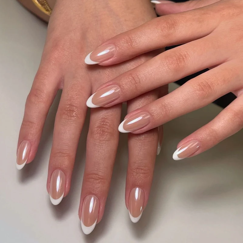 Kunstvolle Gel-Nägel mit elegantem French-Tip Design Karnz