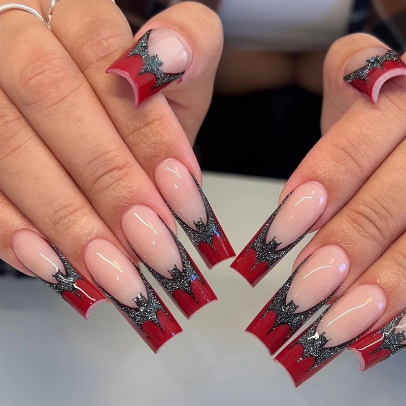 Kunstvolle Gel-Nägel mit außergewöhnlichem Gothic-Design Karnz