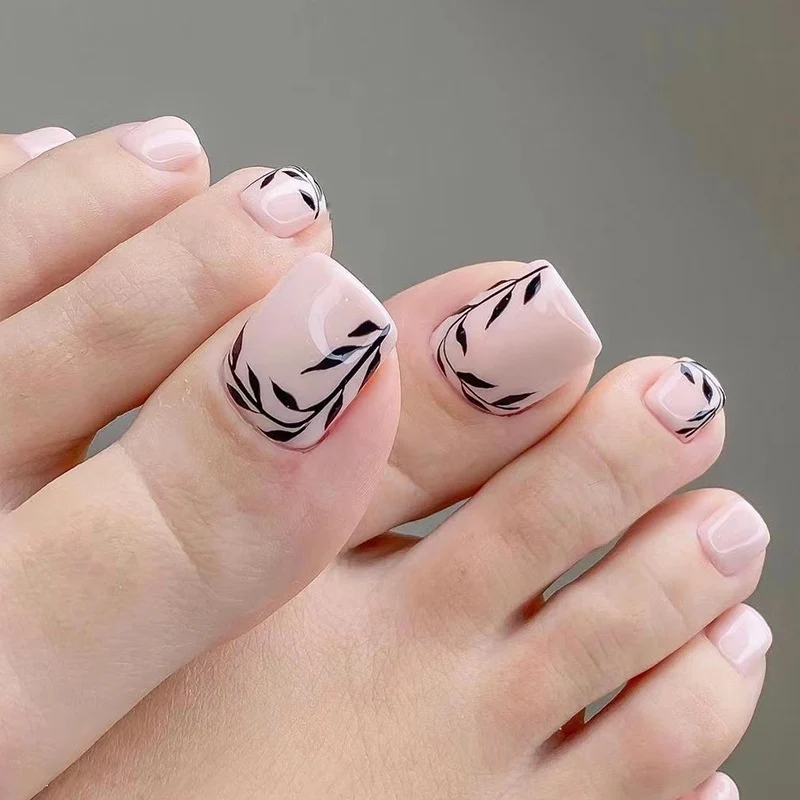 Kunstvolle Fußnagelkunst mit zarten Blattmotiven Karnz