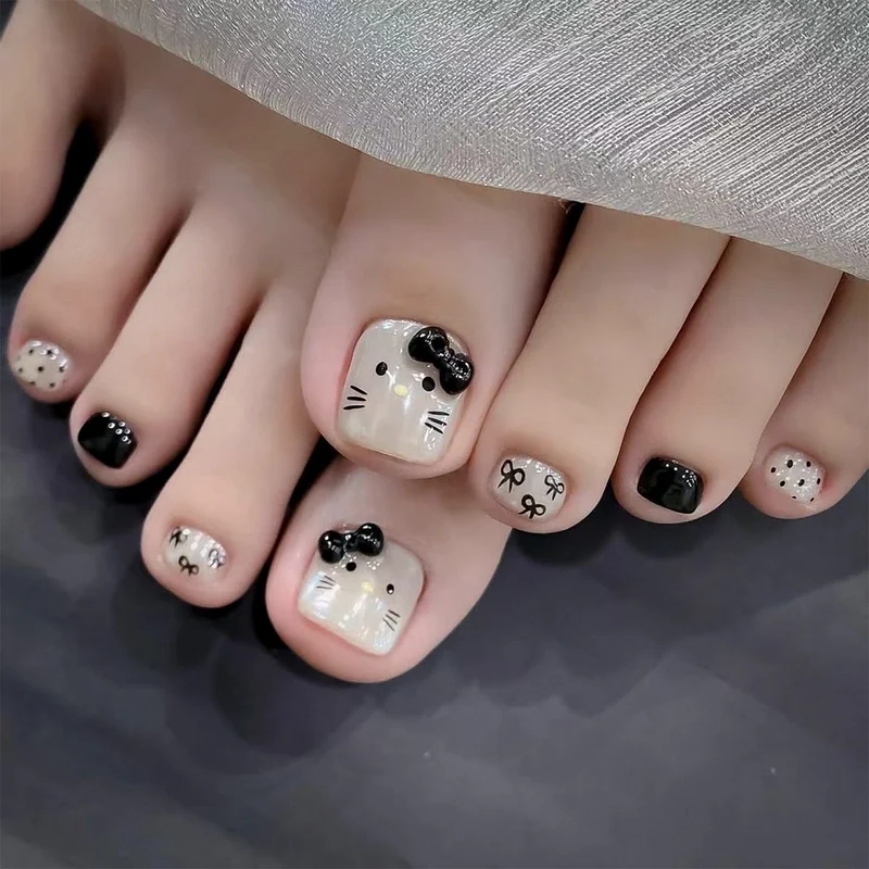 Kunstvolle Fußnagelkunst mit niedlichem Tierdesign Karnz