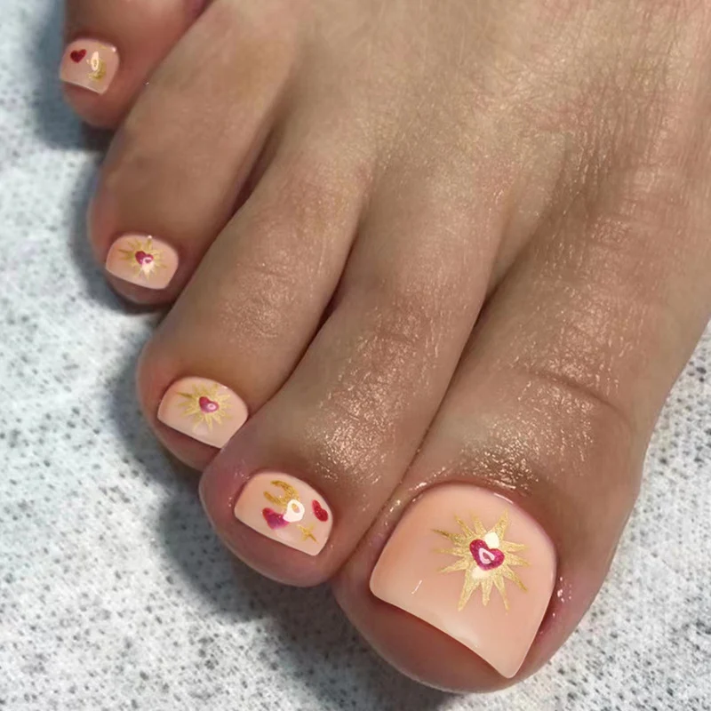 Kunstvolle Fußnagelkunst mit Herz- und Blumendesign Karnz