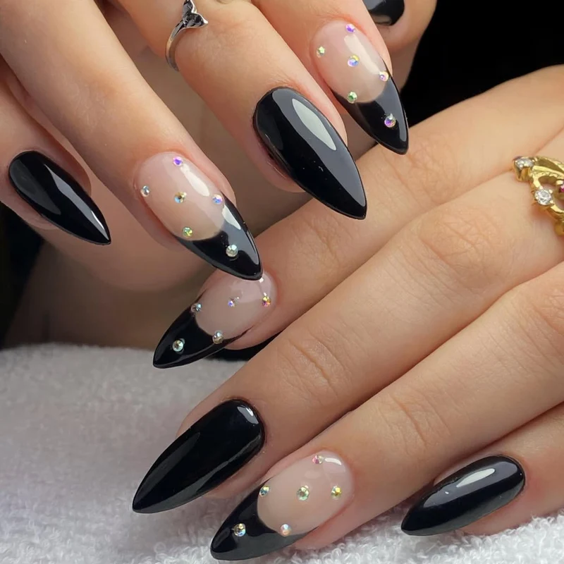 Glamouröser Stiletto Acryl-Nagelkunst Karnz