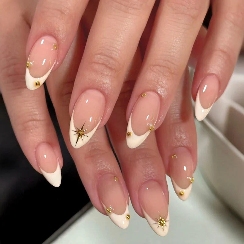 Kunstvolle French-Tipp Nagelkunst mit Glitzer und eleganten Verzierungen Karnz