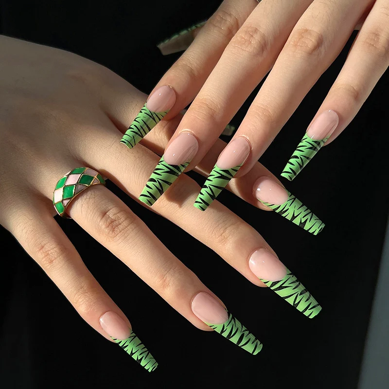 Kunstvolle Fingernägel mit trendigem Zebra-Design Karnz