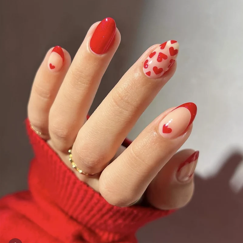 Kunstvolle Coole Nagelkunst mit Herzen Karnz