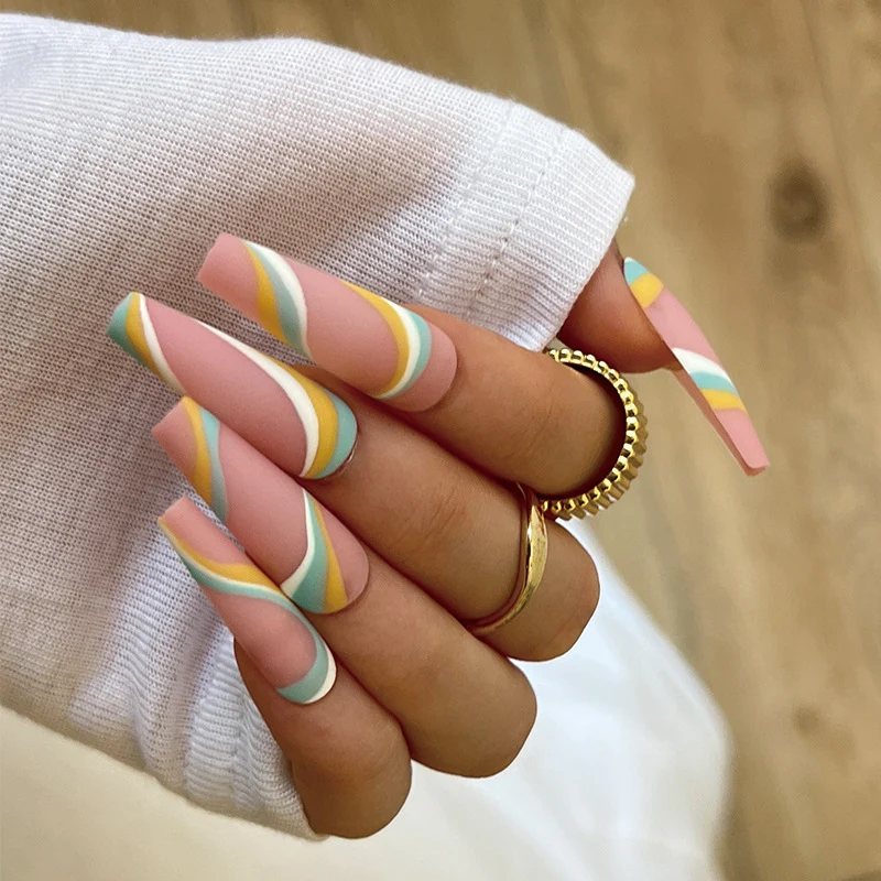 Künstliche Nagelverlängerungen mit modernem Wellen-Design Karnz