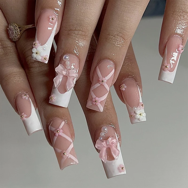 Künstliche Nagelverlängerungen mit floralen Akzenten Karnz