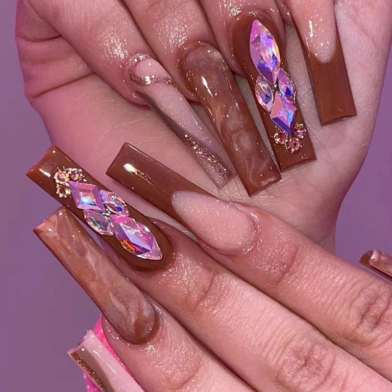 Künstliche Nagelverlängerungen mit eleganten Edelsteinverzierungen Karnz
