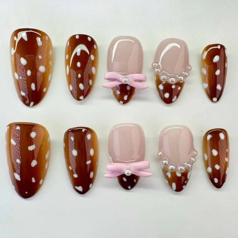 Künstliche Nagelkunst mit verspielten Punkten und Schleifen Karnz
