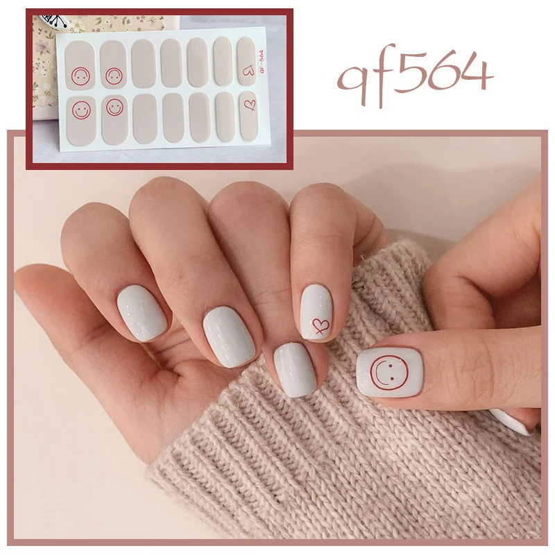 Künstliche Nagelkunst mit Smileys und Herzen Karnz
