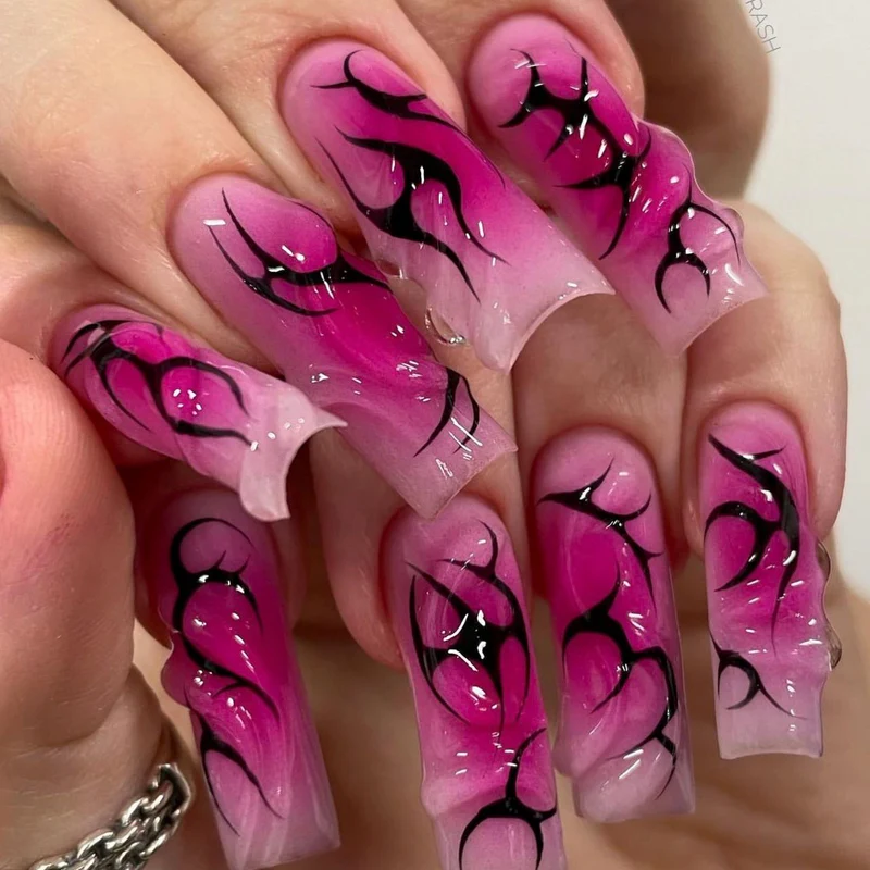 Künstliche Nagelkunst mit modernem Tribal-Design Karnz