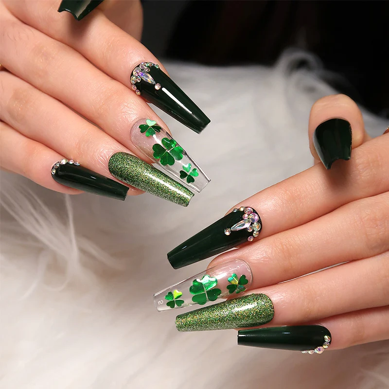 Künstliche Nagelkunst mit Kleeblattmotiven Karnz