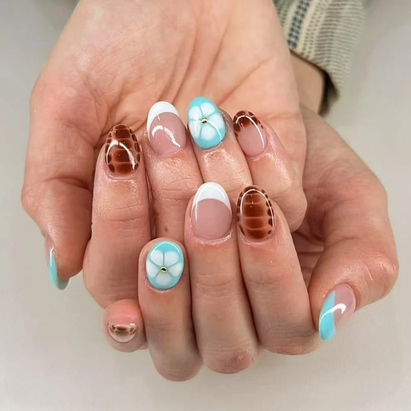 Künstliche Nagelkunst mit floralen und geometrischen Elementen Karnz