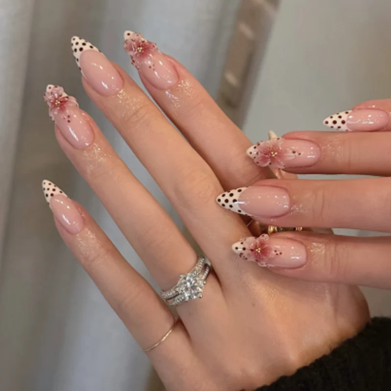 Künstliche Nagelkunst mit floralen Akzenten Karnz