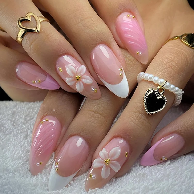 Künstliche Nagelkunst mit Floral-Design und Glitzerakzenten Karnz