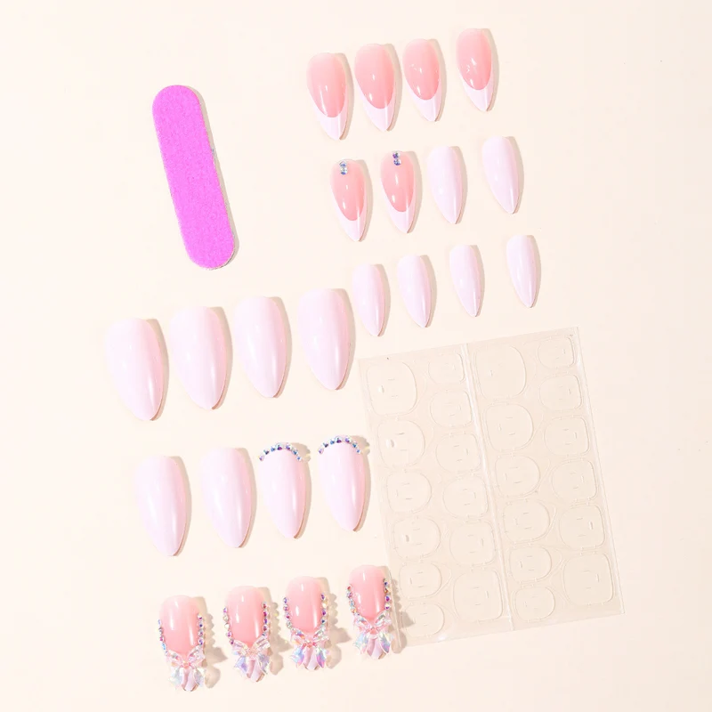 Elegantes Stiletto-Nagelkunst-Set mit Edelsteinakzenten Karnz