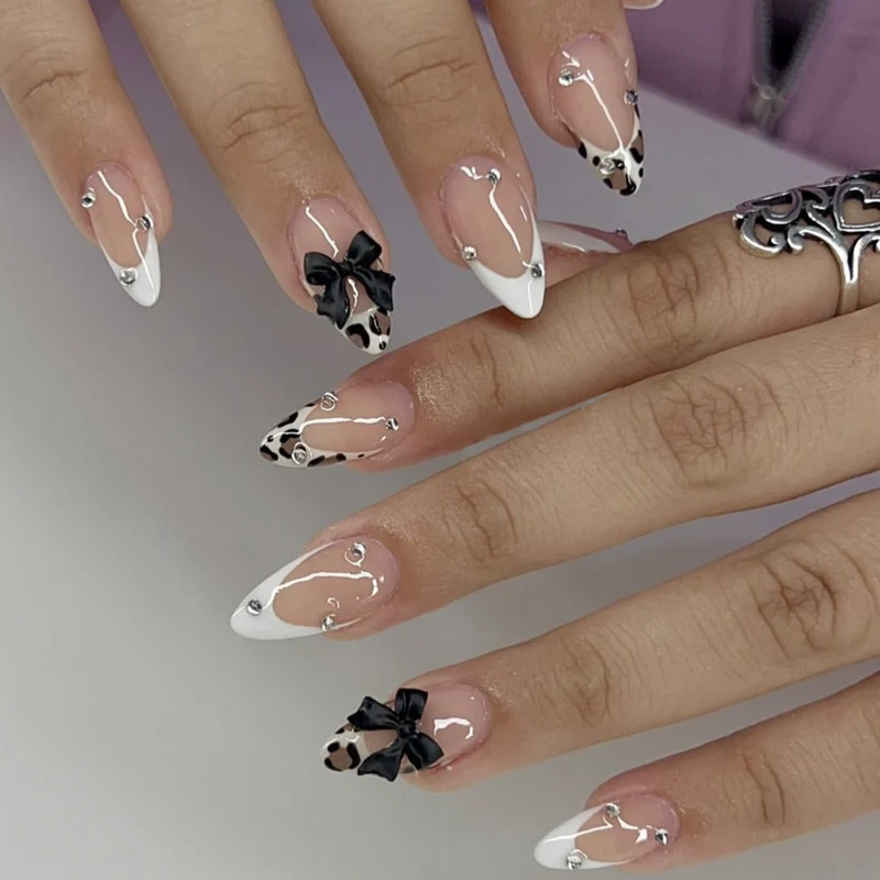 Elegante Stiletto Nagelkunstverlängerungen mit dekorativen Schleifen Karnz