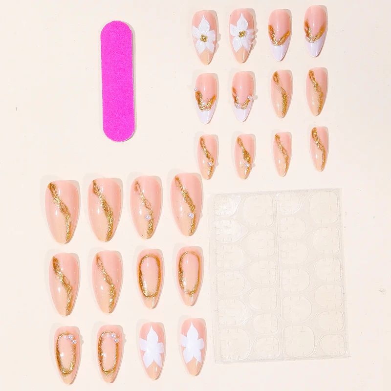 Elegantes florales Nagelkunstdesign Karnz