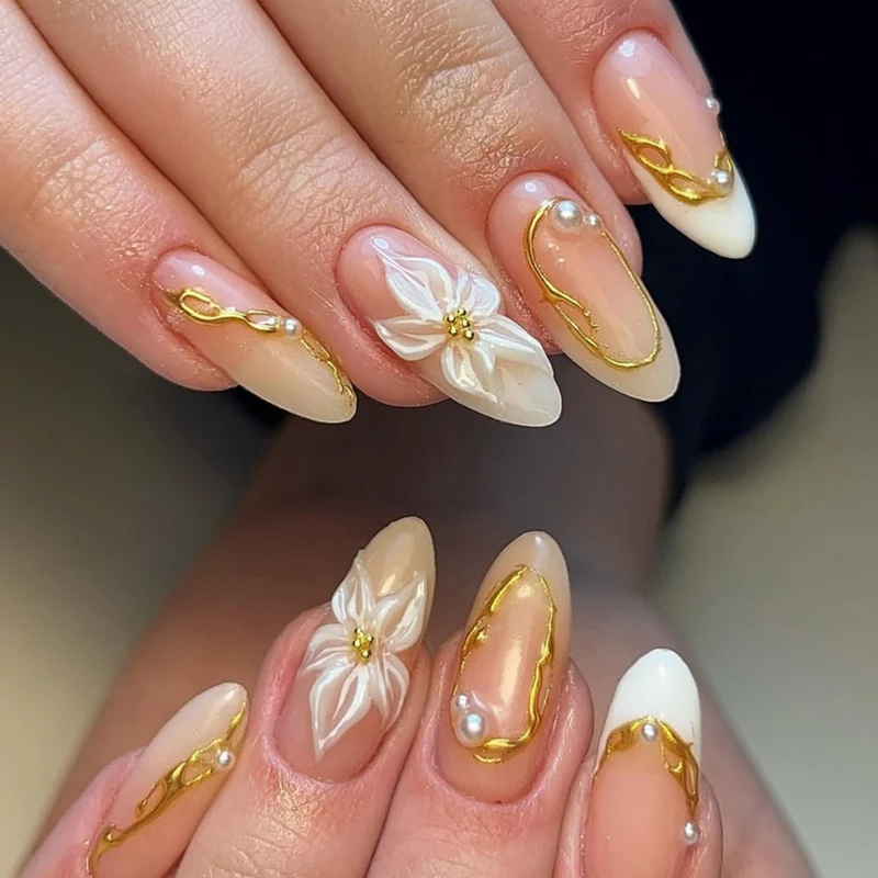 Elegantes florales Nagelkunstdesign Karnz
