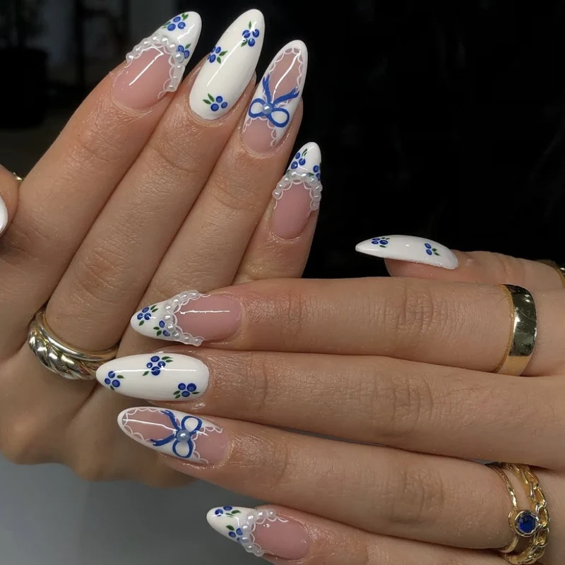 Elegante florale Spitzen Nagelkunst Verlängerungen Karnz