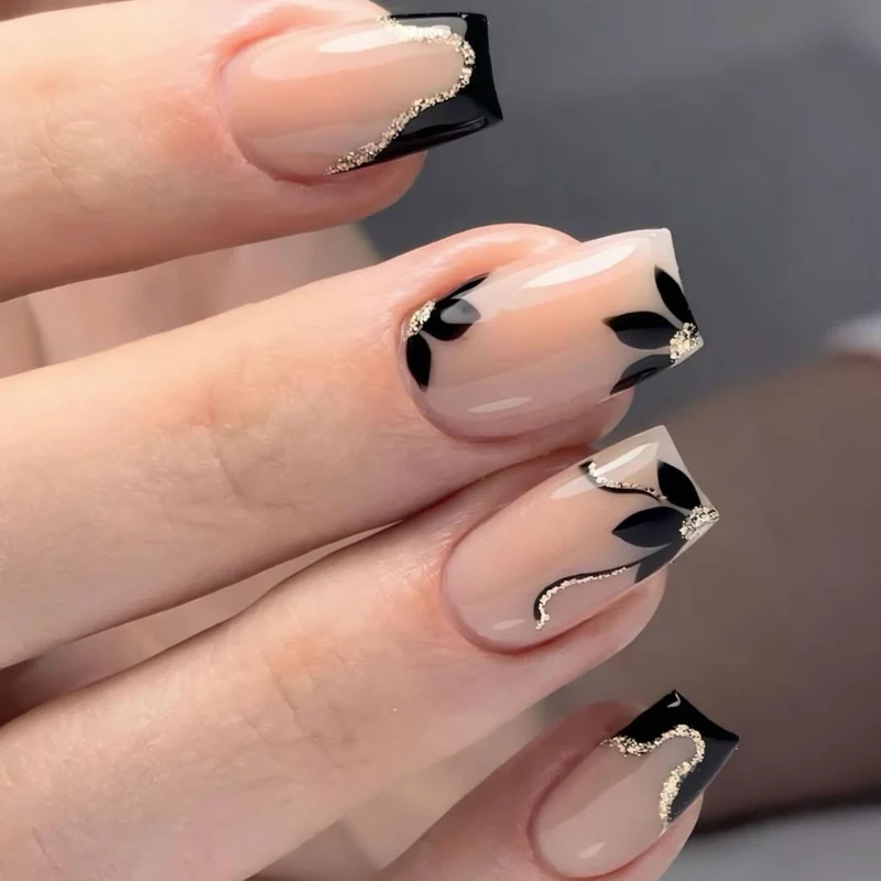 Elegante floral akzentuierte Nagelkunst Karnz