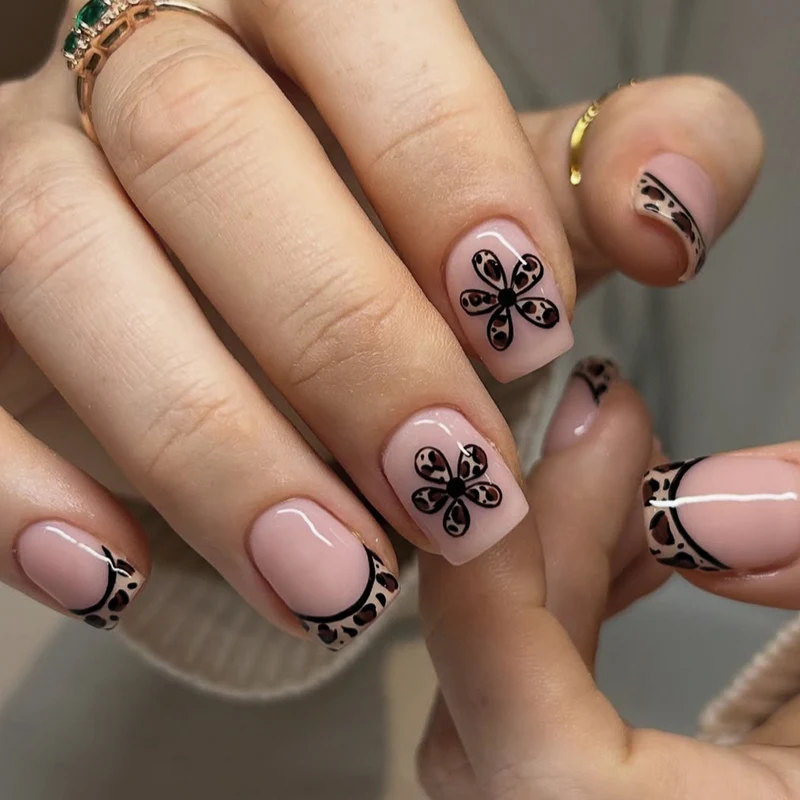 Elegantes florales Akzent-Nagelkunst-Set Karnz