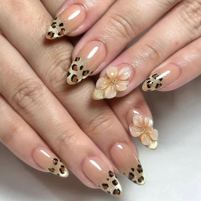 Dekorative Leopardenmuster Stiletto-Nagelerweiterungen Karnz