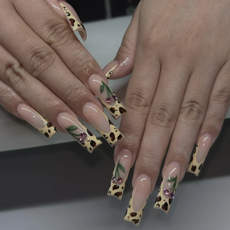 Dekorative Acryl-Nagelkunstverlängerungen Karnz