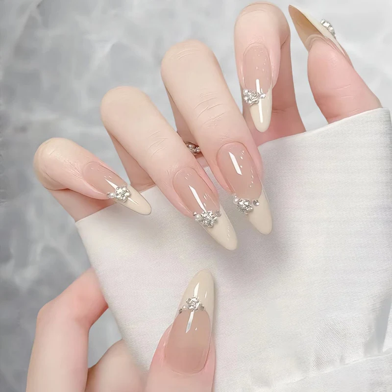 Deluxe mit Strass verzierten Stiletto Press-On Nägel Karnz
