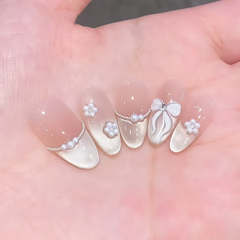 Dekoratives Press-On-Nagelset mit Perlen- und Blumenelementen Karnz