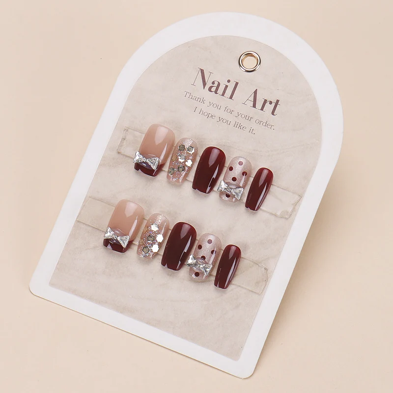 Dekorativer Press-On-Nagelset mit Schleife und Glitzer Karnz
