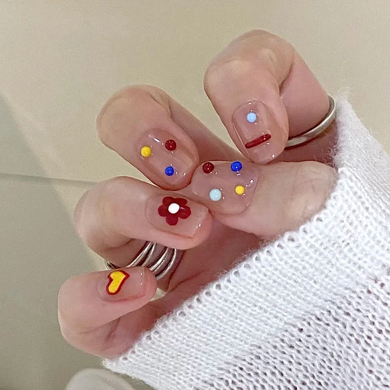 Dekoratives Press-On Nagelkunstset mit skurrilen Designs Karnz