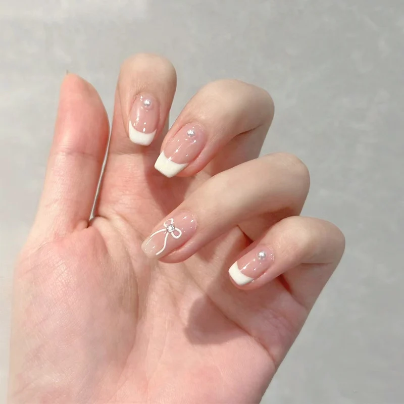 Dekorativer French Tip Press-On Nail Set mit Schleifenakzenten Karnz