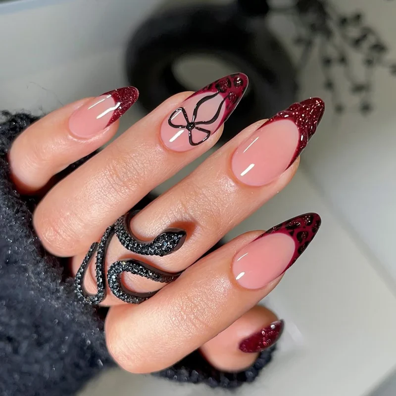 Künstlerische Stiletto Press-On Nägel mit einzigartigem schwarz-rotem Design Karnz