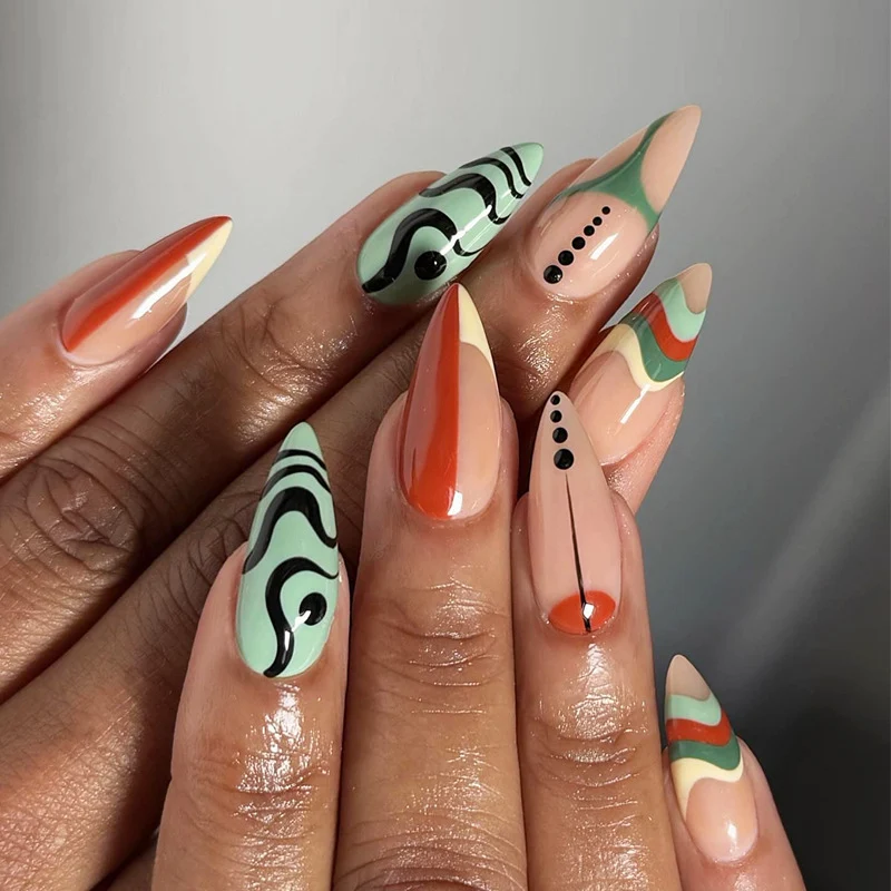 Künstlerische Stiletto Press-On Nägel mit Musterdesign Karnz