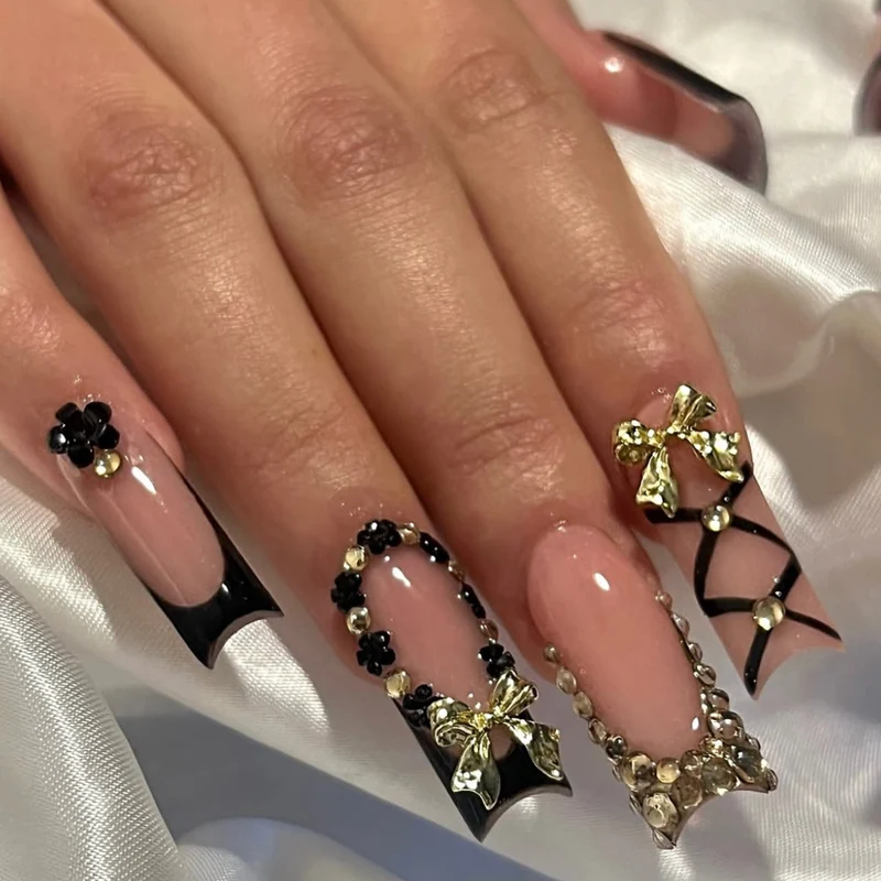 Dekorative 3D Schleife und florale Nagelkunstverlängerungen Karnz