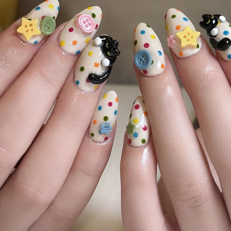 Kreatives 3D Nagelkunstdesign Karnz