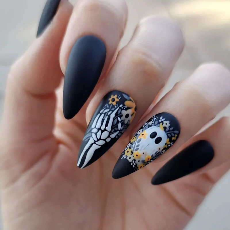 Künstlerisches Skelett-Themen-Nagelkunst Karnz