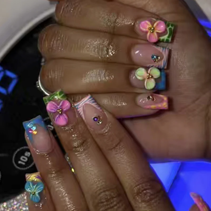 Künstlerisches Blumendesign Nagelkunstverlängerungen Karnz