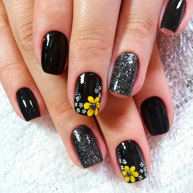 Künstlerische florale und Glitzer-Nagelverlängerungen Karnz
