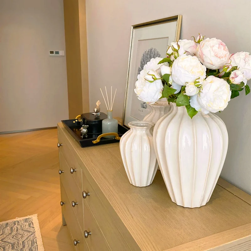 Elegante Keramikvase mit Rippenstruktur Karnz