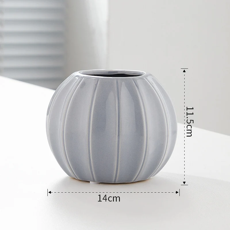 Dekorative Keramikvase mit modernem Rillenmotiv Karnz