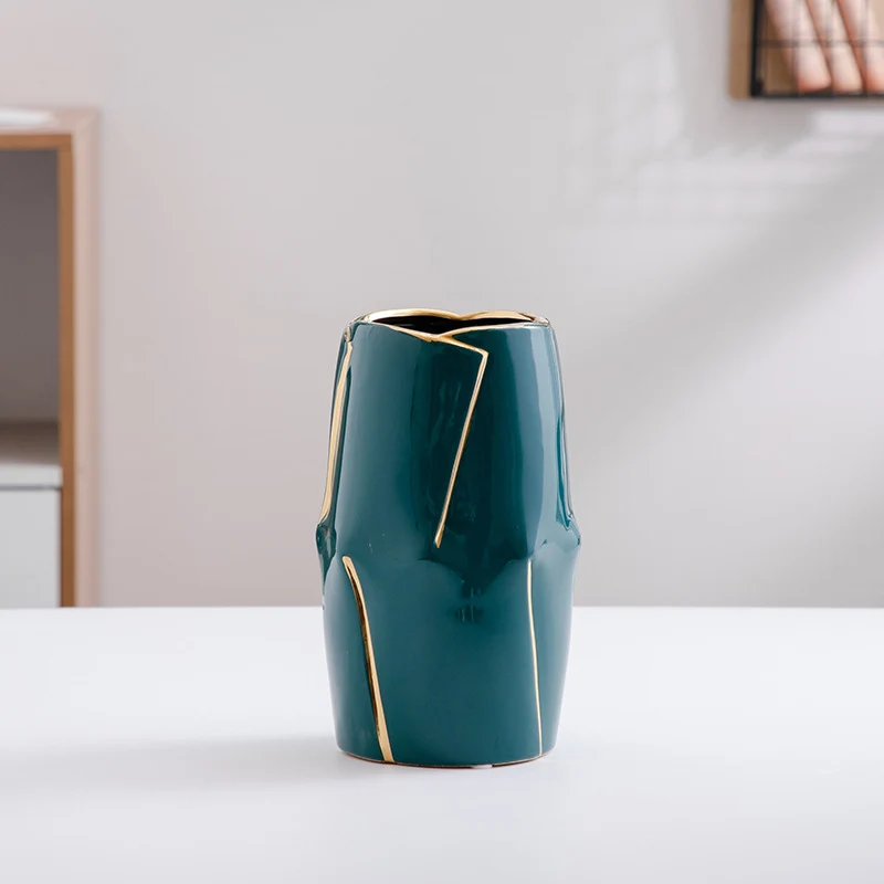 Dekorative Keramikvase mit goldener Akzentuierung Karnz