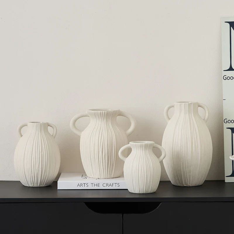 Dekorative Keramikvase mit kunstvollem Rillenmuster Karnz