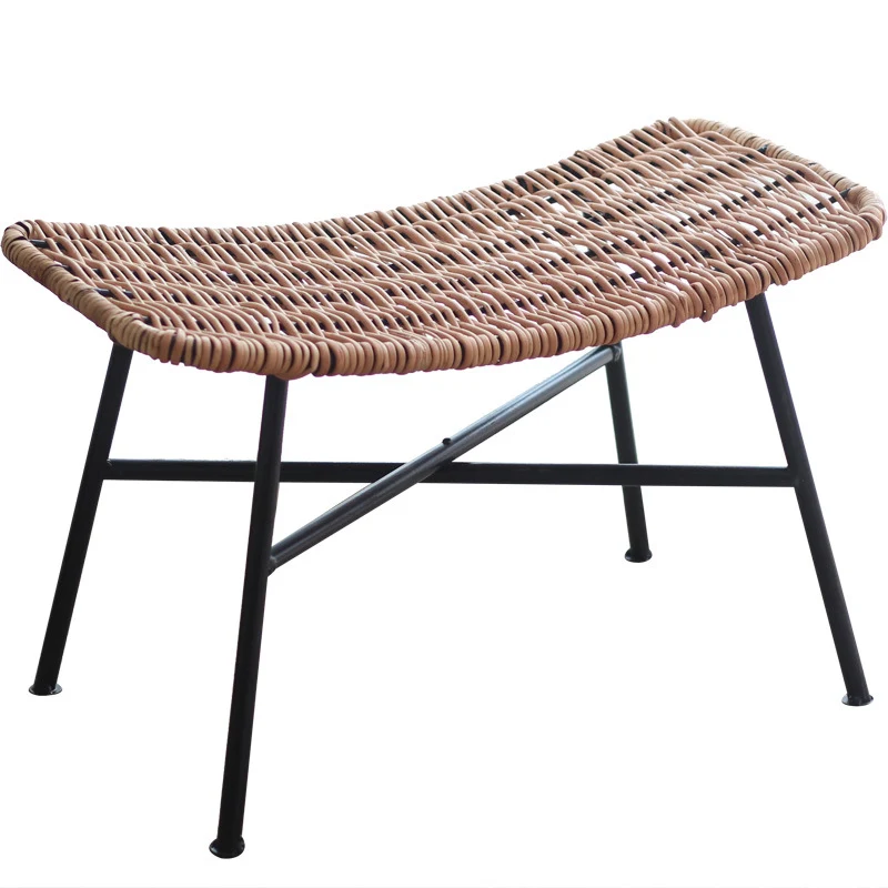 Moderner Hocker aus geflochtenem Rattan Karnz
