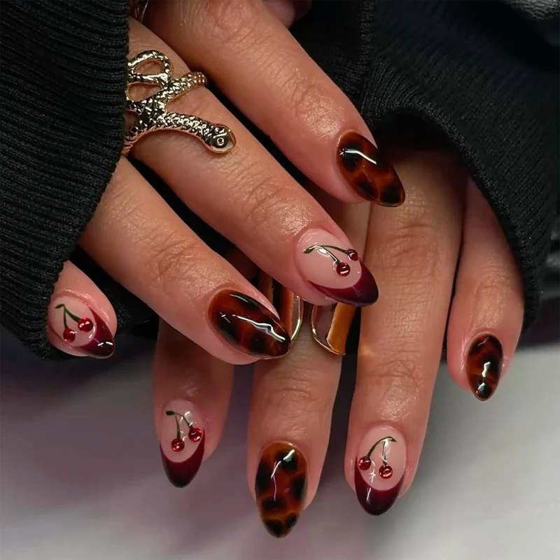 Kreative Nagelkunst im Cherries-Design Karnz