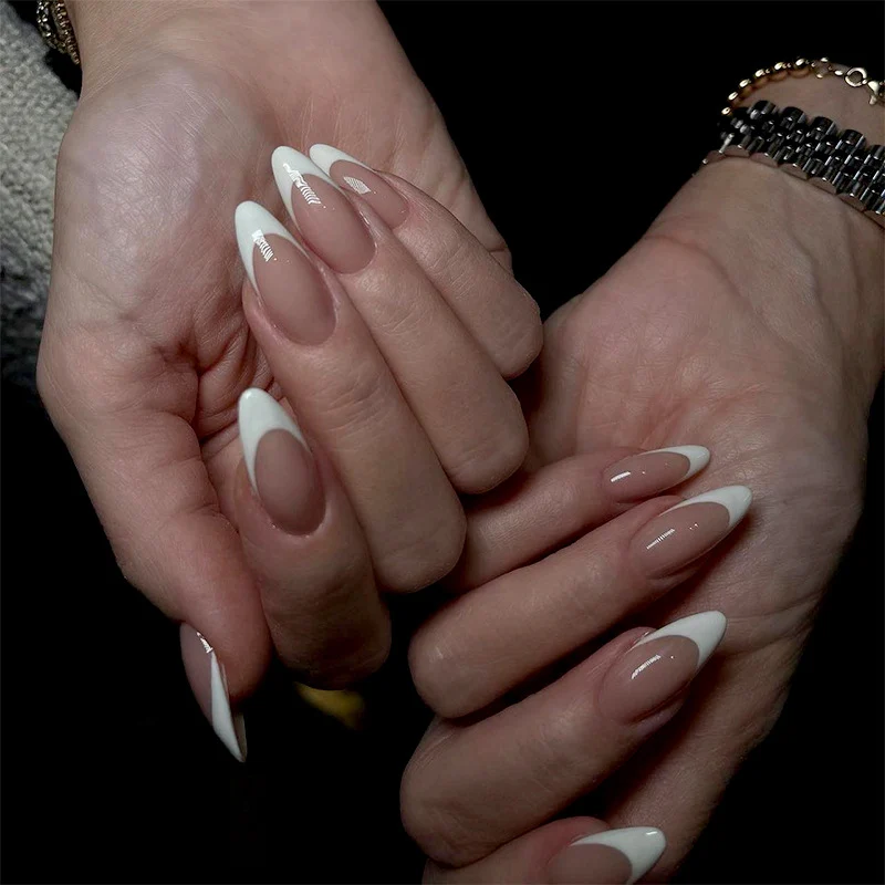 Hochwertige Nagelkunst im eleganten French-Tip Design Karnz