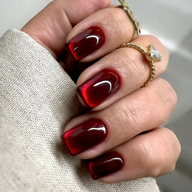 Hochwertige Gel-Nägel mit durchscheinendem French-Tip Karnz