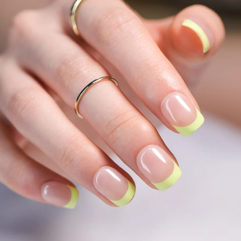 Elegante Nagelkunst mit Farbverlauf und Glitzerakzenten Karnz