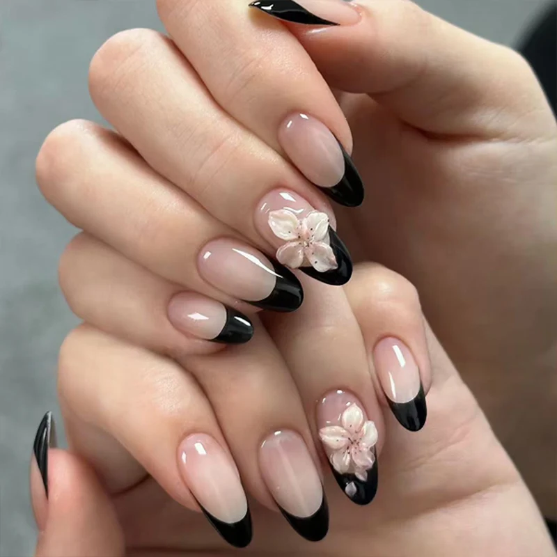 Elegante Nagelkunst mit Blütenakzenten Karnz